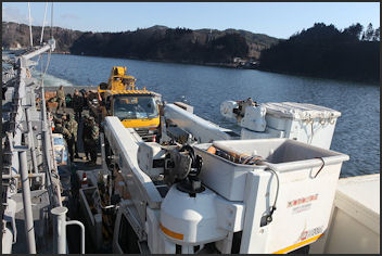 20110413-US Navy Bring in ElectricUtility vehie.JPG
